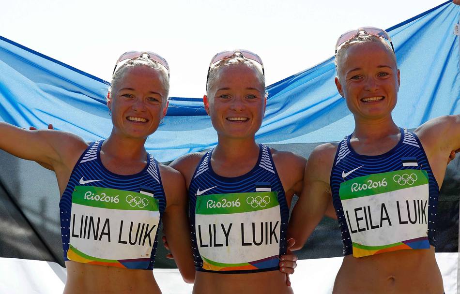 Leila, Liina e Lily Luik, gemelle estoni avvolte dal bandierone. LaPresse